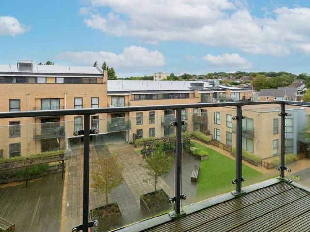 Apartment for rent in Felden, Pouchen End