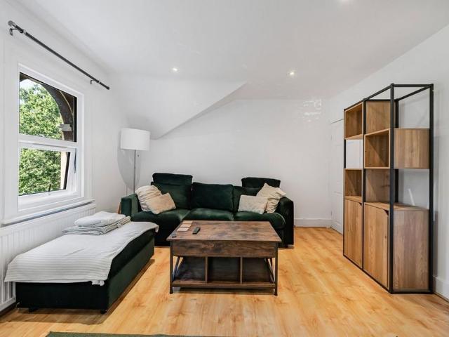 Apartment for rent in Shortlands, Greater London