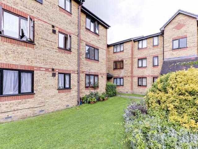 Flat for rent in Ponders End, Greater London