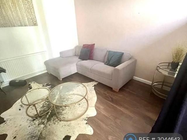 Apartment for rent in Manor Estate, Pouchen End
