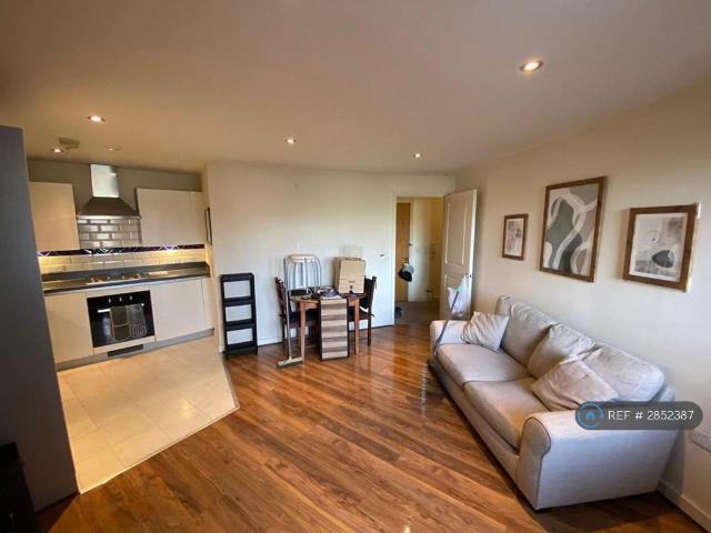 Flat for rent in London Borough of Merton, Collier's Wood
