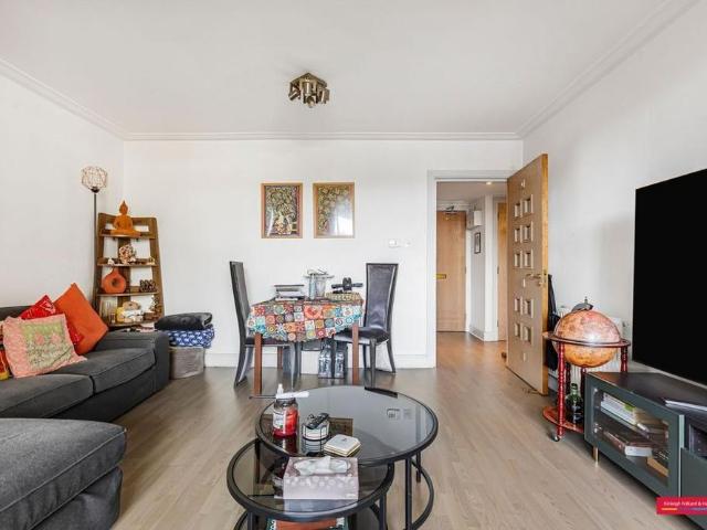 Apartment for rent in West Kensington, Greater London
