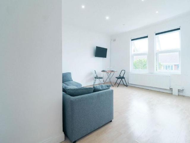 Apartment for rent in Queen's Park, Greater London