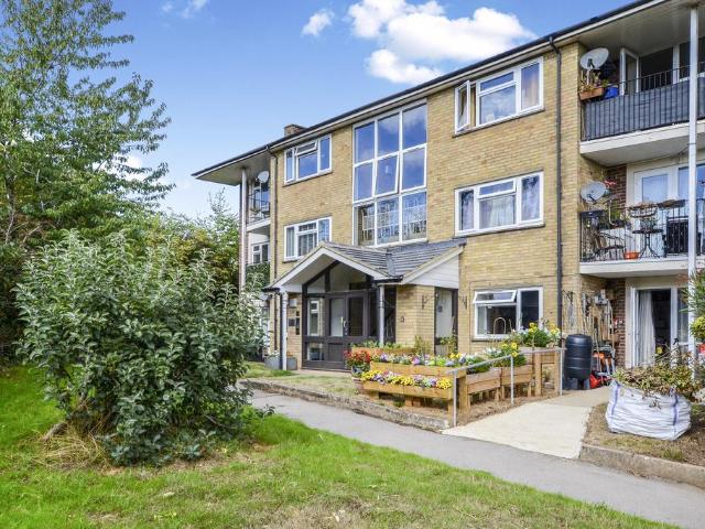 Flat for rent in Maple Cross, Three Rivers