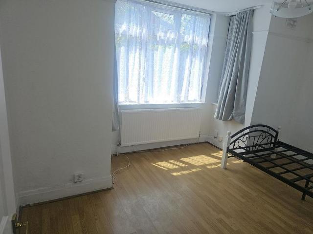 Apartment for rent in Kenton, Greater London