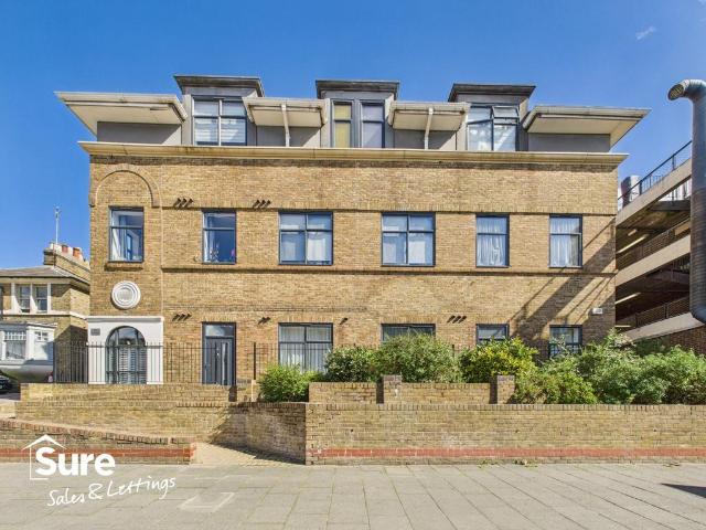 Flat for rent in Highfield, Pouchen End