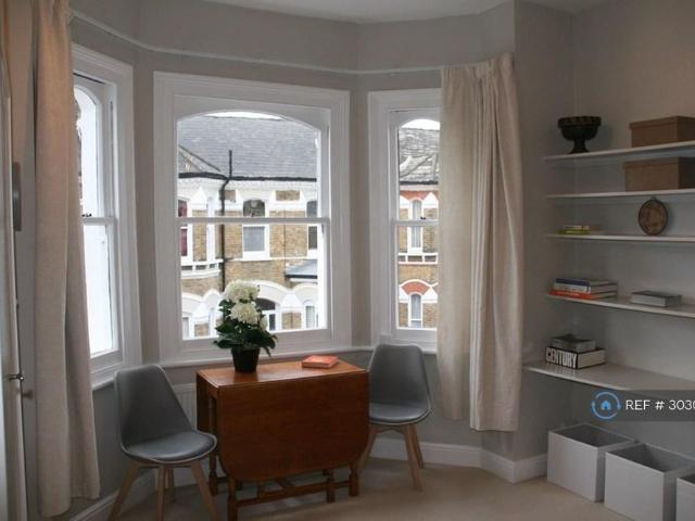 Apartment for rent in Furzedown, Greater London