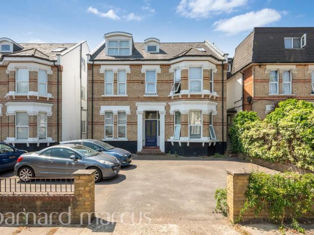 Flat for rent in Berrylands, Greater London