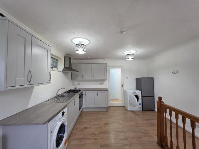 Flat for rent in Little Stanmore, Greater London