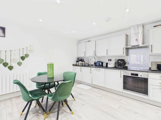 Flat for rent in Heol-las, Surrey