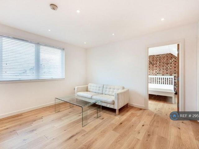Apartment for rent in Dollis Hill, Greater London