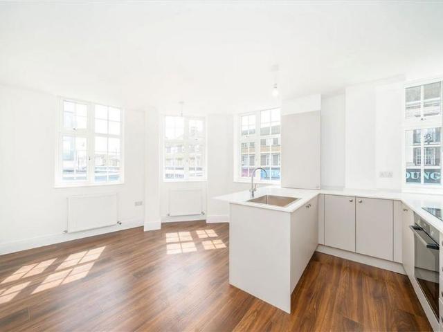 Apartment for rent in Longlands, Greater London
