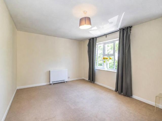Flat for rent in Northwood, Greater London