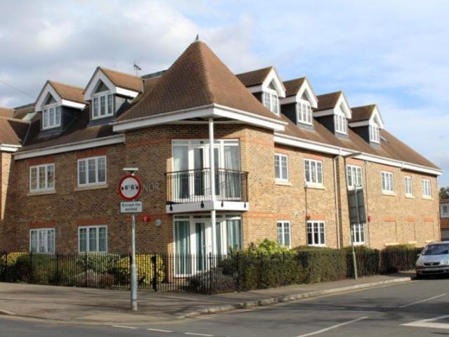 Flat for rent in Egham Hythe, Row Town