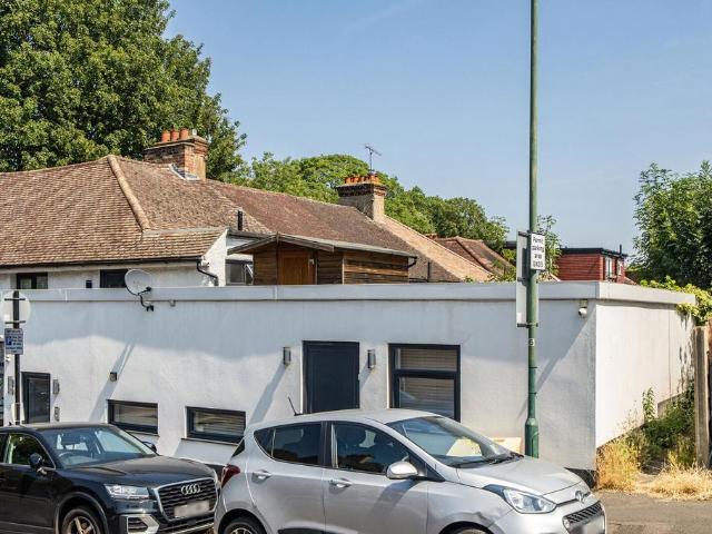 Flat for rent in The Wrythe, Greater London