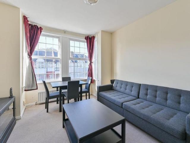 Apartment for rent in London Borough of Merton, Collier's Wood