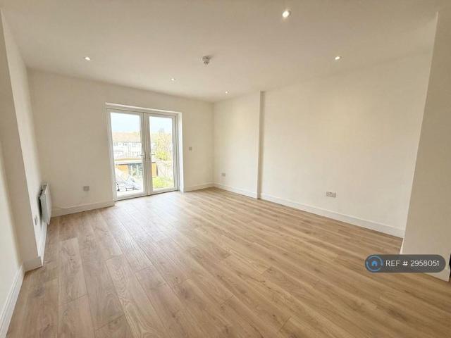 Apartment for rent in Elm Park, Greater London
