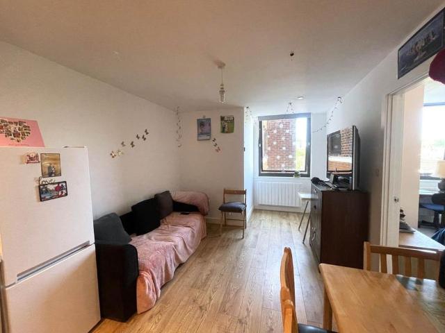 Apartment for rent in Perryfields, West Sussex