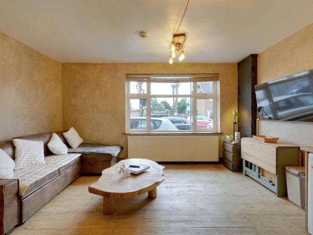 Apartment for rent in South Stanmore, Greater London