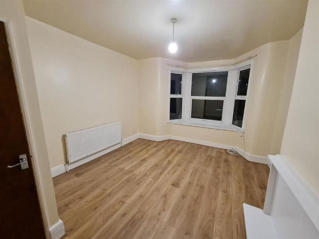 Apartment for rent in Seven Kings, Greater London
