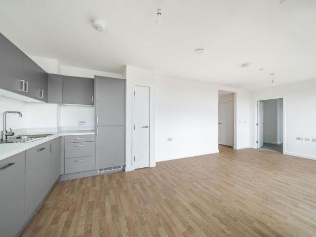 Apartment for rent in Roding Riverside, Greater London