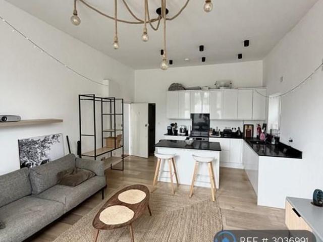 Apartment for rent in London Borough of Merton, Merton Park