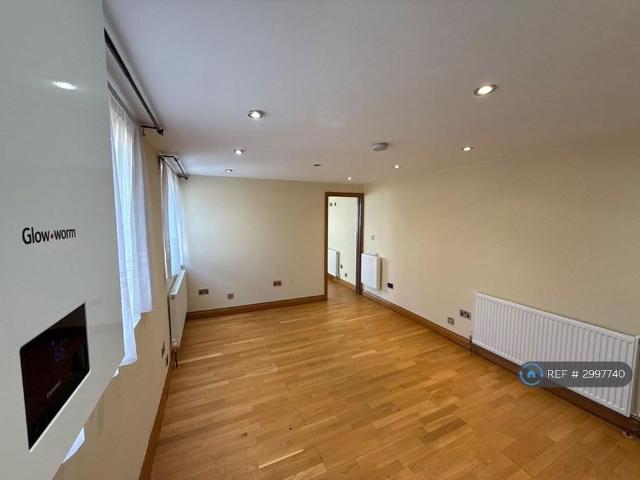 Apartment for rent in Strawberry Hill, Greater London