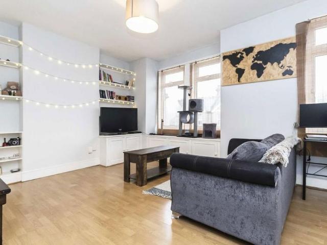 Apartment for rent in London Borough of Merton, Raynes Park