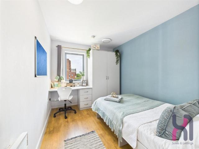 Flat for rent in Calderstones
