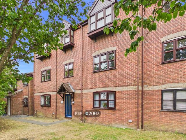 Flat for rent in Highwoods, Fordham Heath