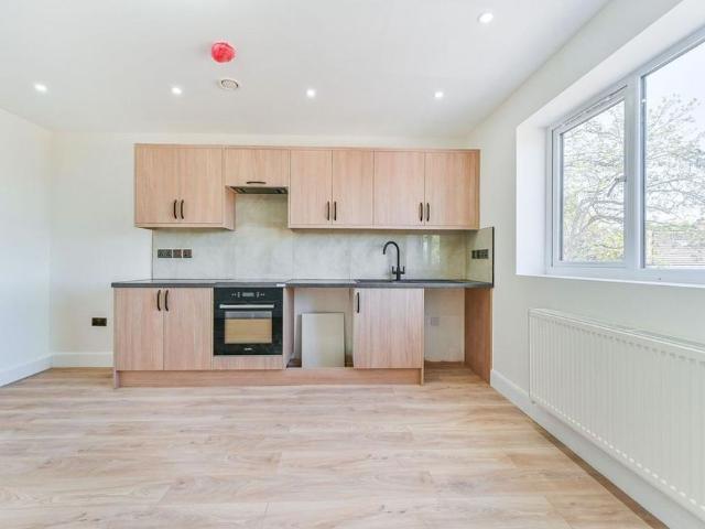 Apartment for rent in The Wrythe, Greater London
