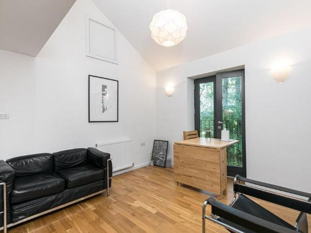 Apartment for rent in Perryfields, West Sussex