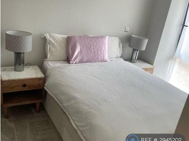 Flat for rent in Blackhills, Surrey