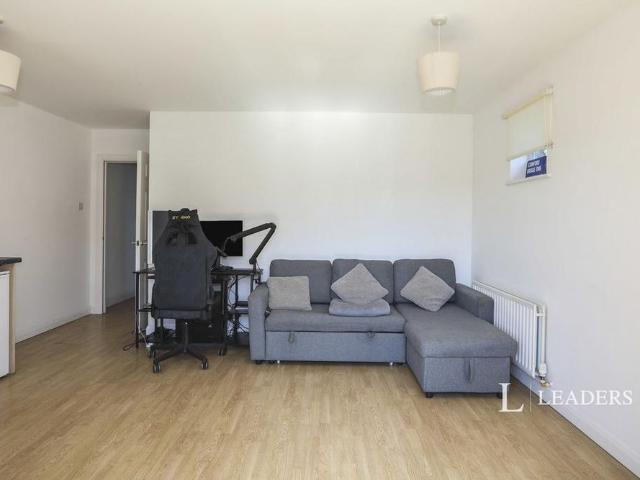 Apartment for rent in Perryfields, West Sussex