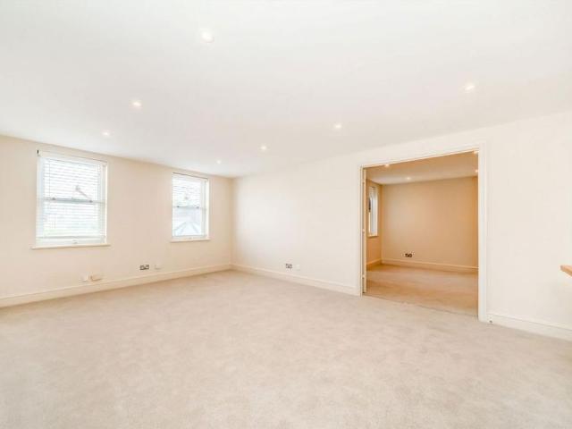 Apartment for rent in Strawberry Hill, Greater London