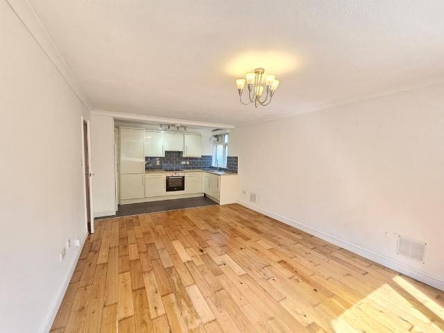 Flat for rent in London Borough of Croydon, Waddon