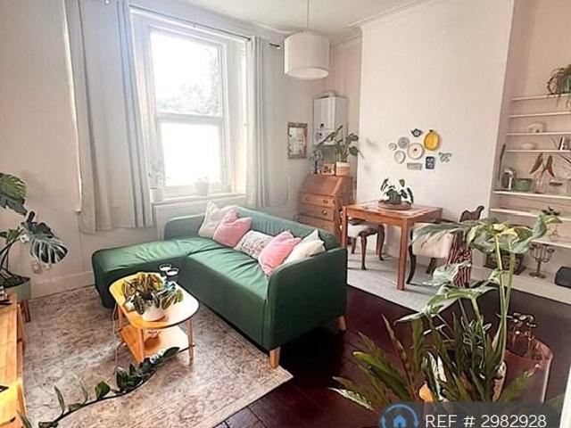 Apartment for rent in Furzedown, Greater London