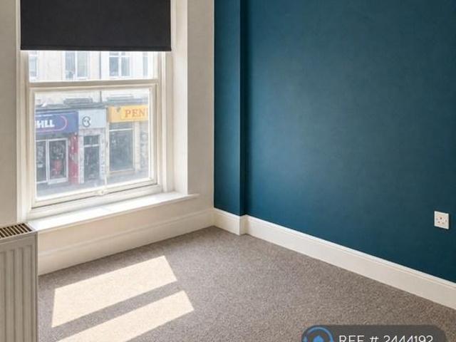 Flat for rent in Pensarn, Wales