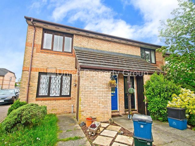 Apartment for rent in Newbury Park, Greater London