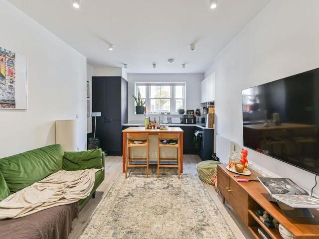 Apartment for rent in Furzedown, Greater London
