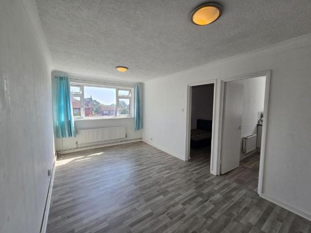 Apartment for rent in Albany Park, Halfway Street