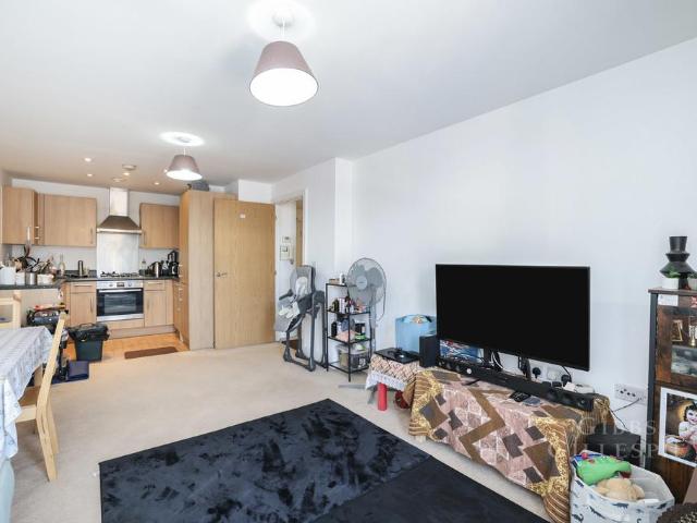 Flat for rent in Yiewsley, Greater London