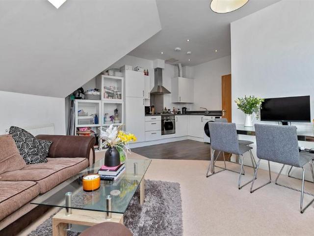 Apartment for rent in Five Acres, Hertfordshire