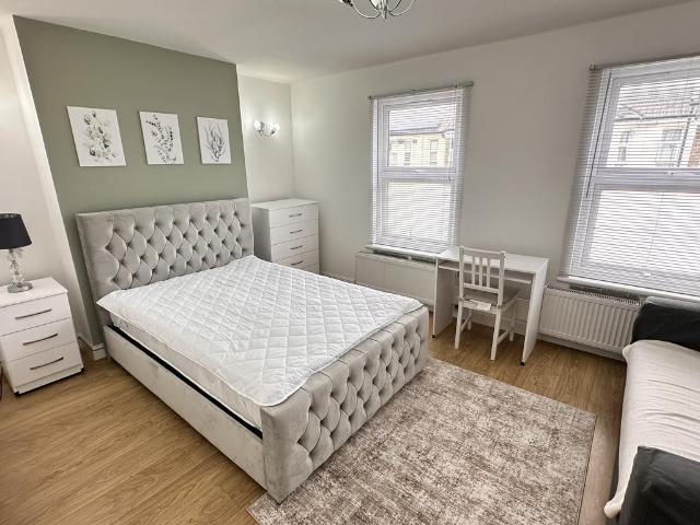 Flat for rent in Brondesbury, Greater London