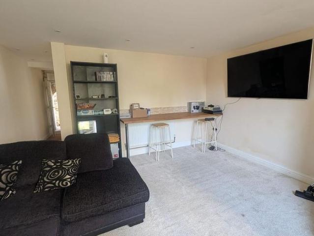 Apartment for rent in Perryfields, West Sussex
