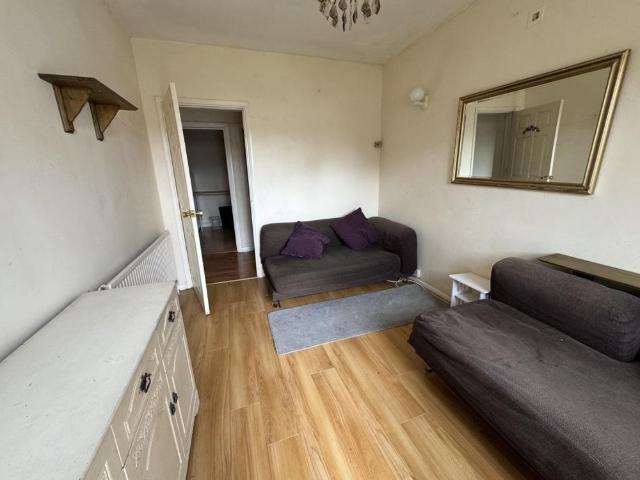 Apartment for rent in Row Town, Surrey
