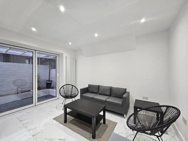 Flat for rent in Earl's Court, Greater London