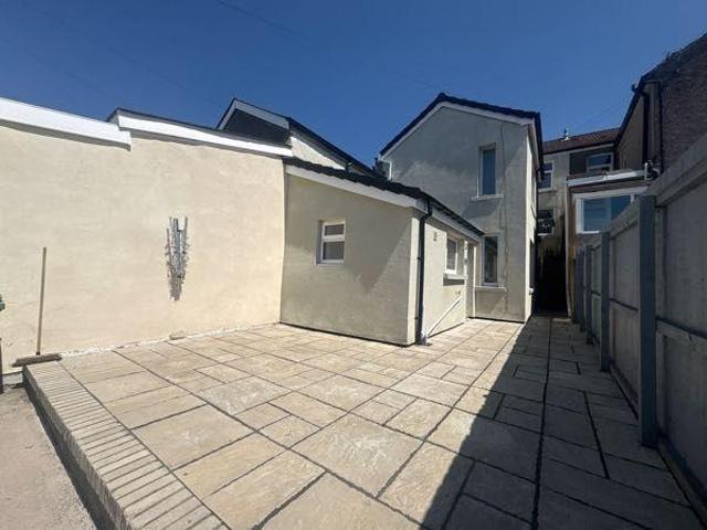 Flat for rent in Bargoed, Wales