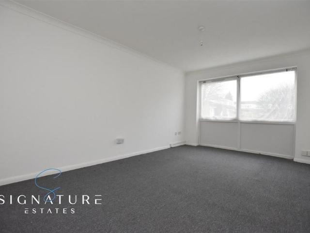 Apartment for rent in Woodhall Farm, Pouchen End
