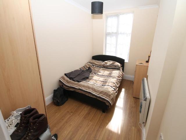 Flat for rent in Rush Green, Greater London